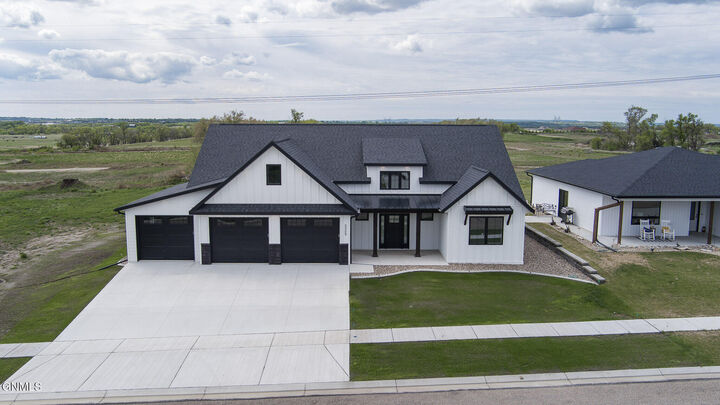 5509 Smette Bend  Bismarck ND 58504 photo