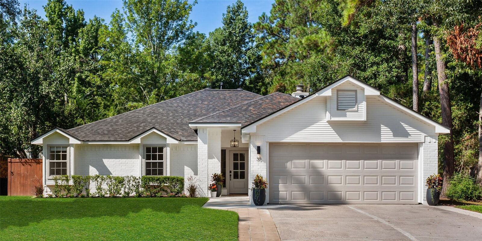 Property Photo: 35 Woodelves Place TX 77381