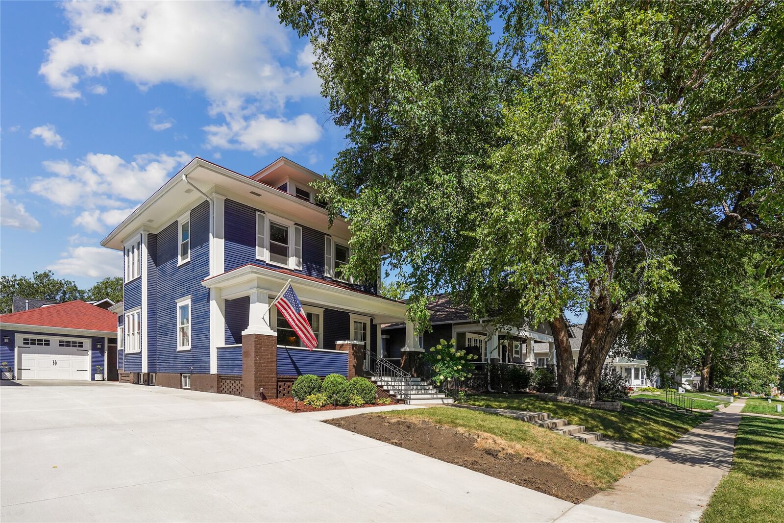 Property Photo: 905 E First Street IA 50219