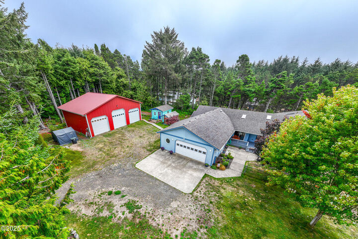 Property Photo: 3877 SW Dahlia Lane OR 97394