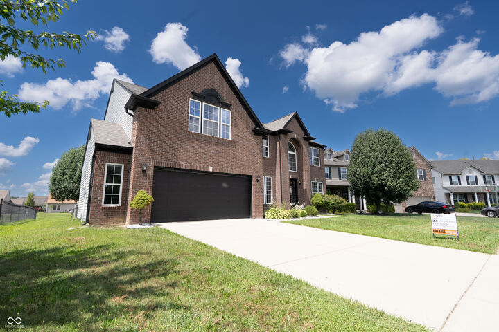 Property Photo:  1509 Old Thicket Court  IN 46143 