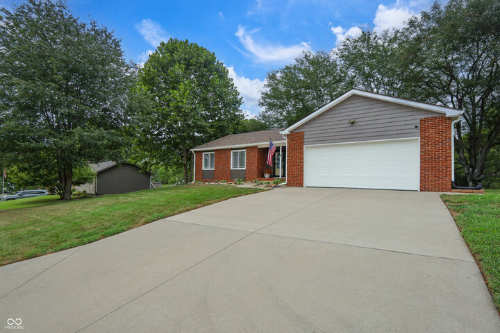 Property Photo:  810 Countryside Lane  IN 47201 