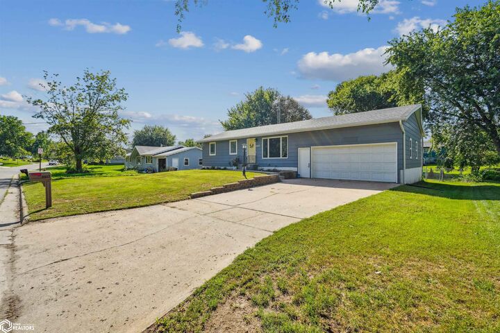 Property Photo:  2517 Reyclif Drive  IA 50158 