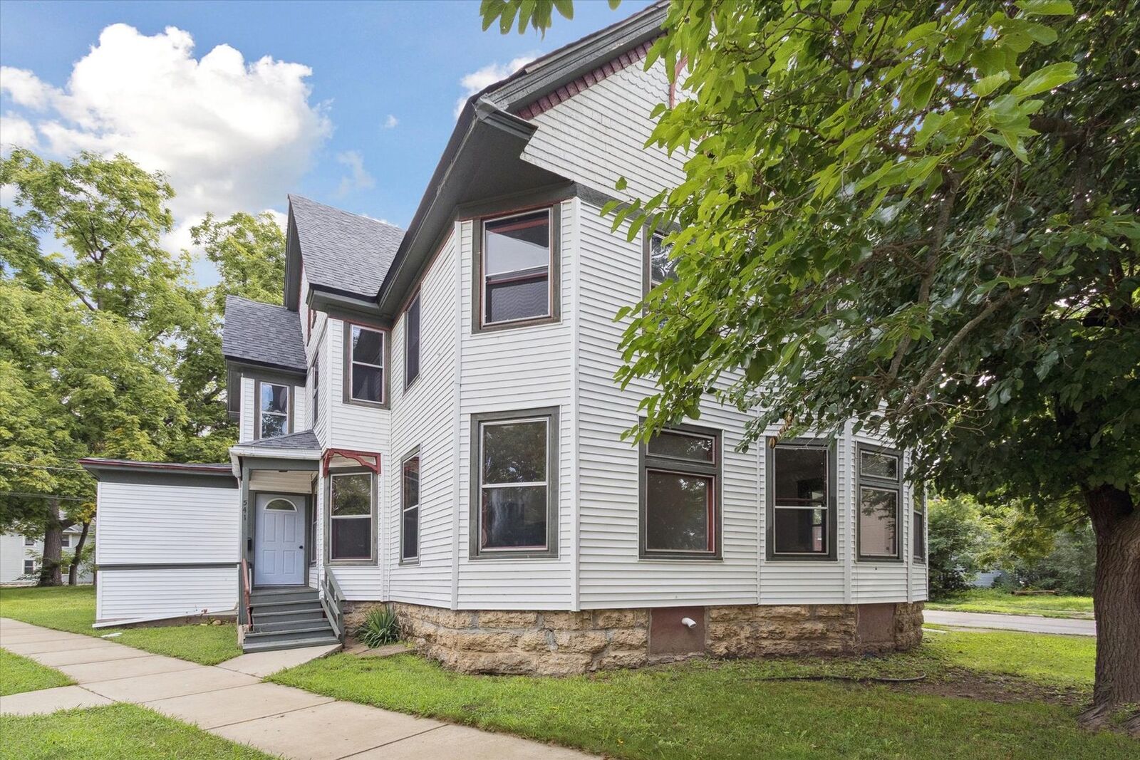 Property Photo:  541 Woodlawn Avenue  IL 61103 