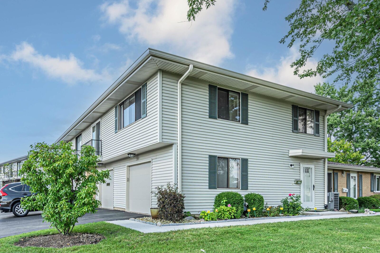 Property Photo:  207 Kendrick Court 207  IL 60194 