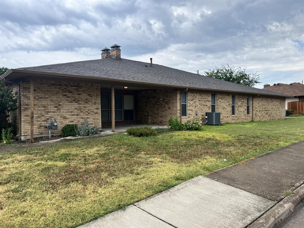 Property Photo:  2029 Springwood Place B  TX 75006 