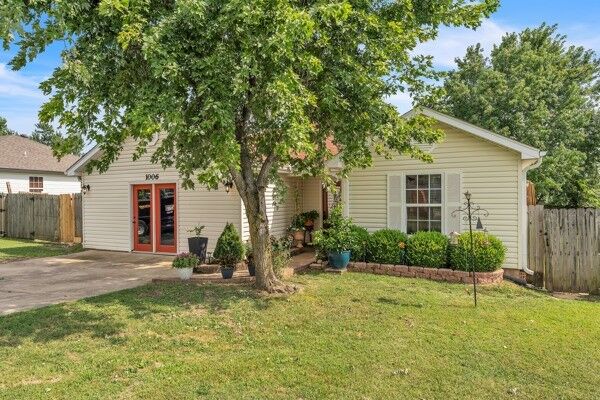 Property Photo: 1006 E Longview Drive AR 72756