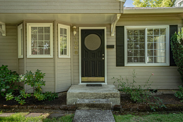 Property Photo: 1008 Queen Anne Avenue OR 97504