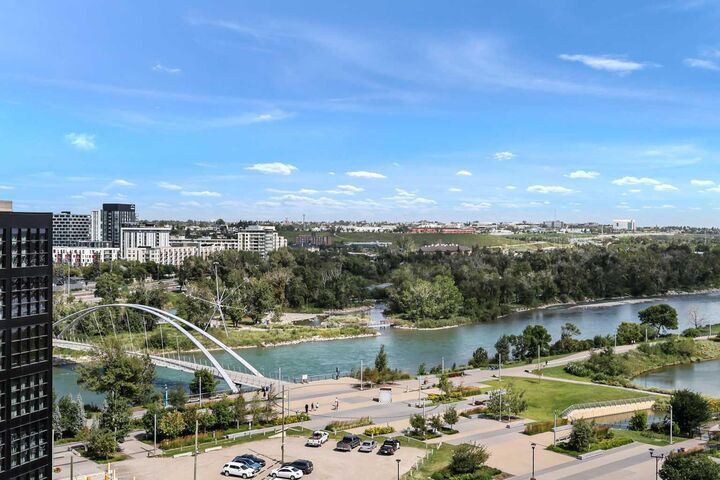 Property Photo: 615 6 Avenue SE 1107 AB T2G 1S2