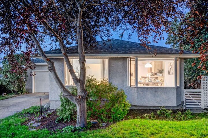 Photo de la propriété: 6016 Thornburn Drive NW AB T2K 3P7