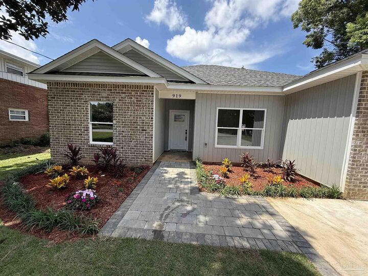 Property Photo: 919 Kenny Dr FL 32504