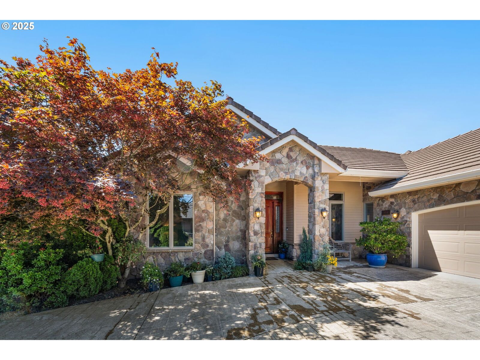 Property Photo: 854 Hazelnut Dr OR 97071
