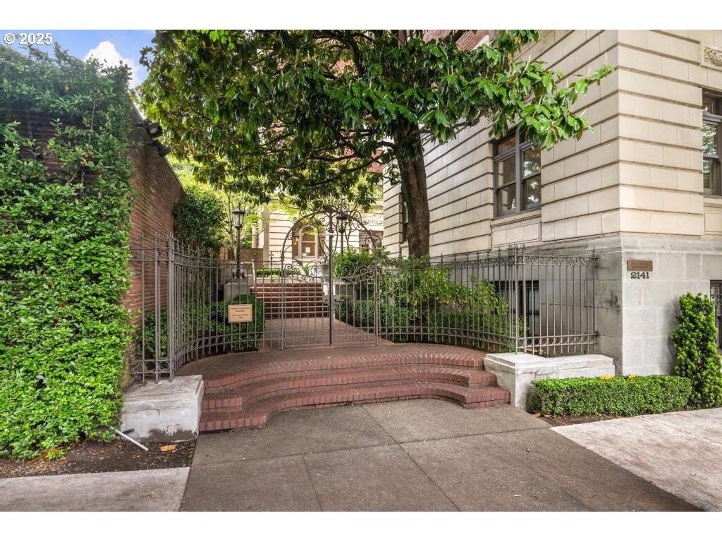 Property Photo:  2141 NW Davis St 102  OR 97210 