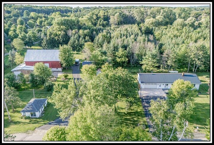 E8130 Flease Road  New London WI 54961-8021 photo