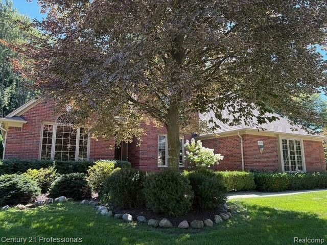 Property Photo:  2120 Oakwood Drive  MI 48085 