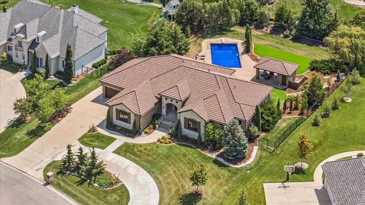 Property Photo: 10611 E Summerfield Cir KS 67206