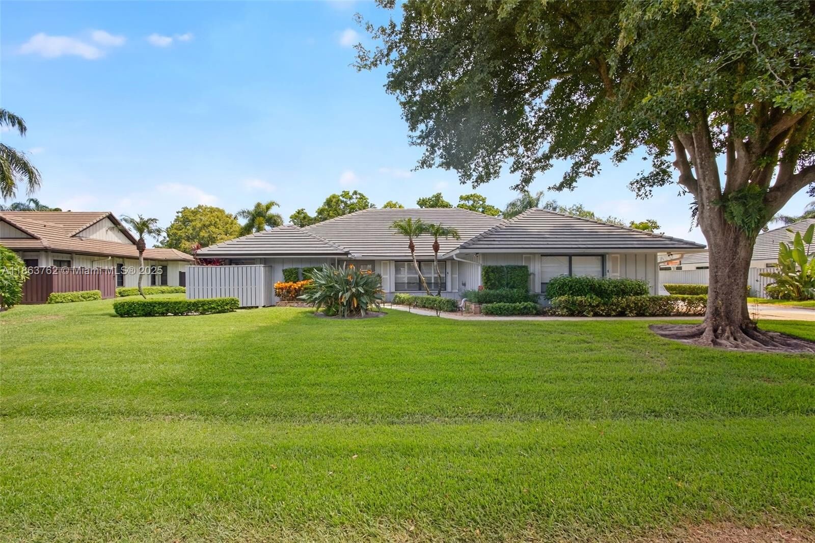 Property Photo: 15 W Balfour Rd FL 33418