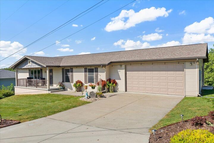 Property Photo: 1018 Skyline Dr Drive IA 51546