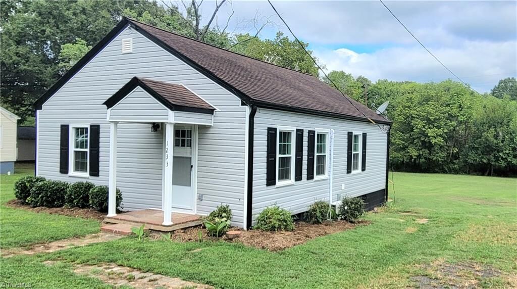 Property Photo:  1233 Front Street  NC 27288 