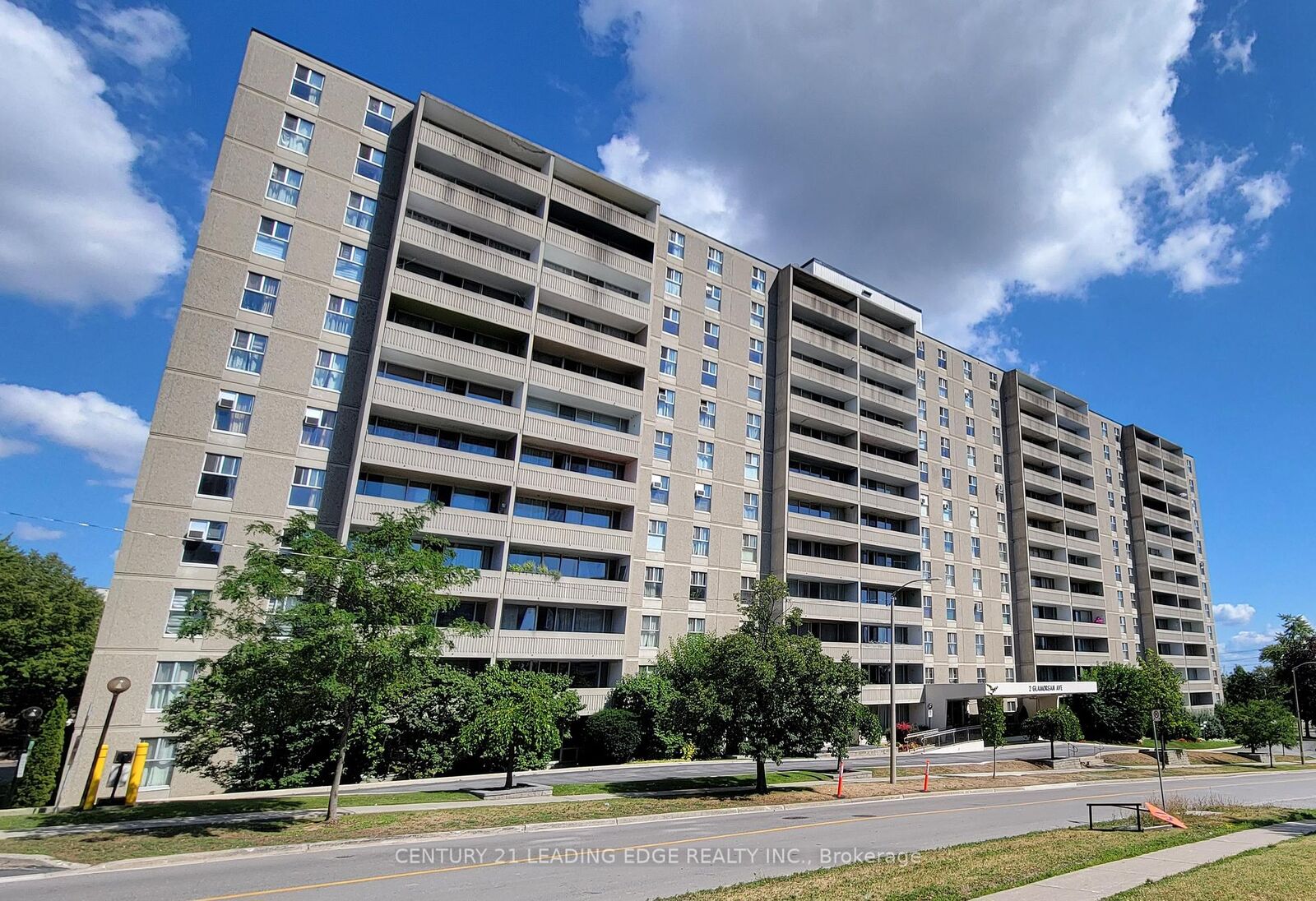 Photo de la propriété:  2 Glamorgan Avenue 1005  ON M1P 2M8 