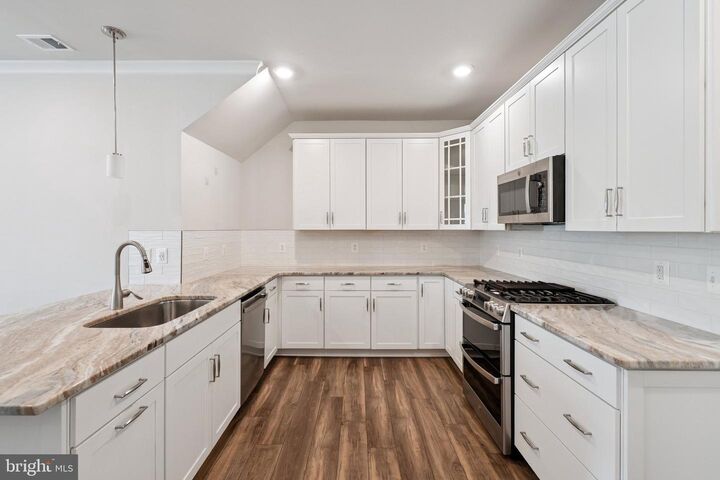 Property Photo: 14921 River Walk Way VA 22191