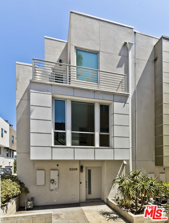 Property Photo: 2206 Fox Ln CA 90026