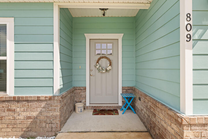 Property Photo: 809 Whispering Creek Avenue FL 32439