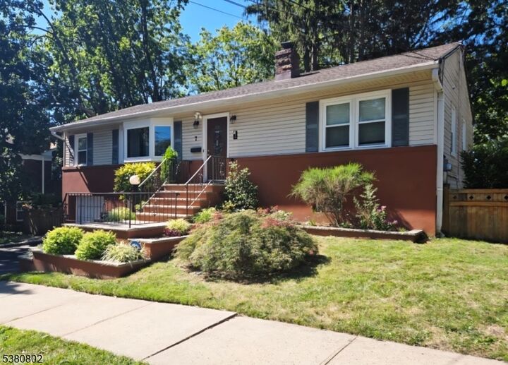 Property Photo:  7 Van Ness Ct  NJ 07040 