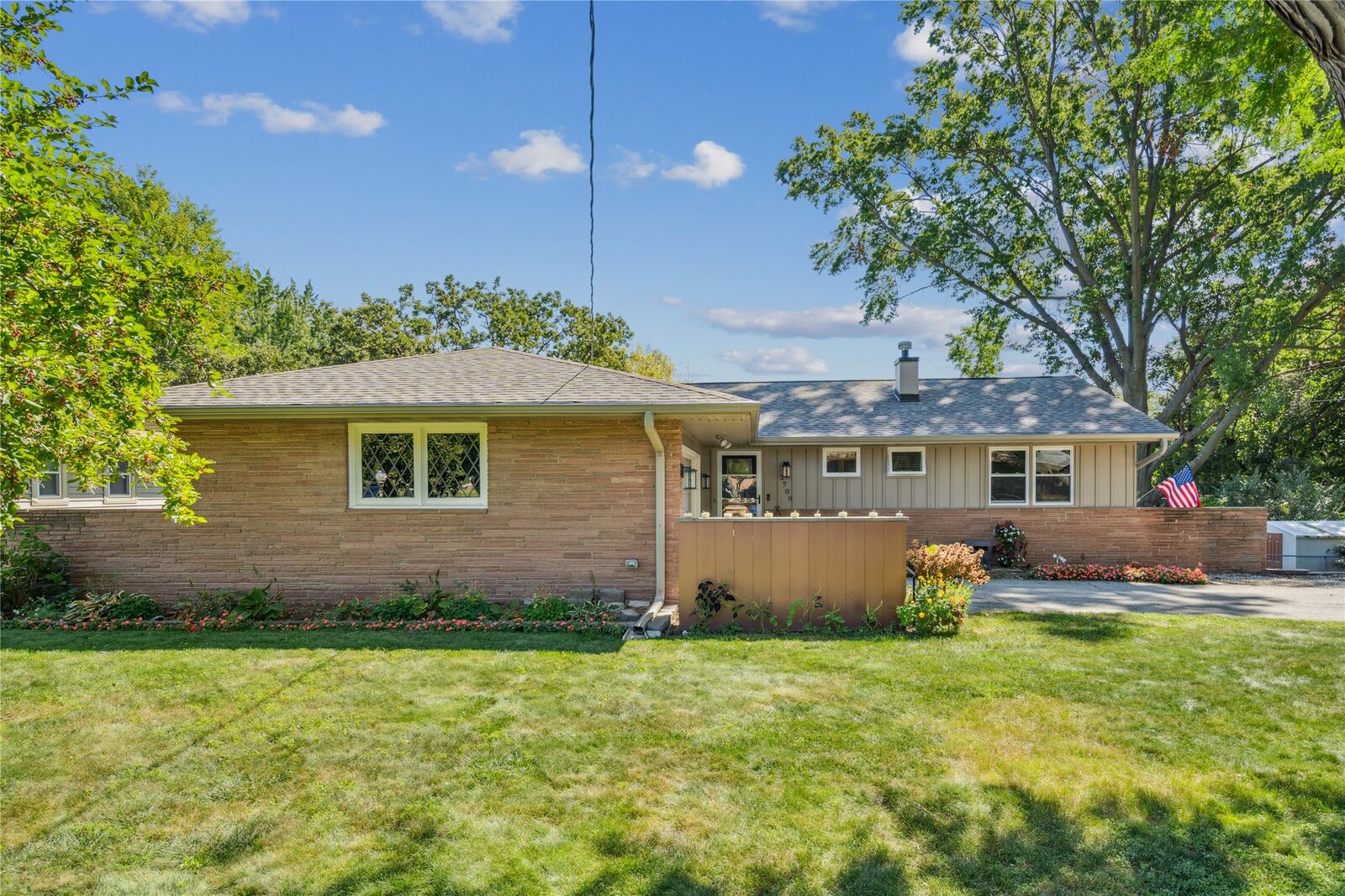 Property Photo: 2709 Beverly Drive IA 50322