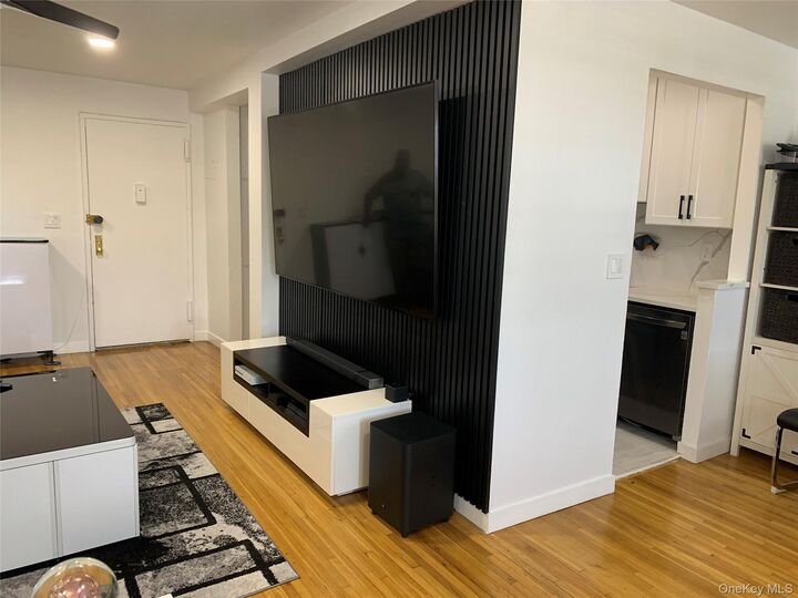 Property Photo: 377 N Broadway 521 NY 10701