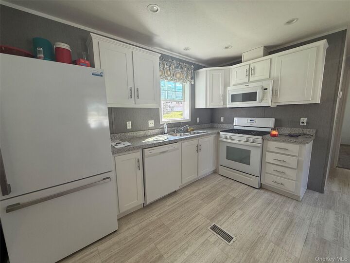 Property Photo: 412 Sandgate Drive NY 12553