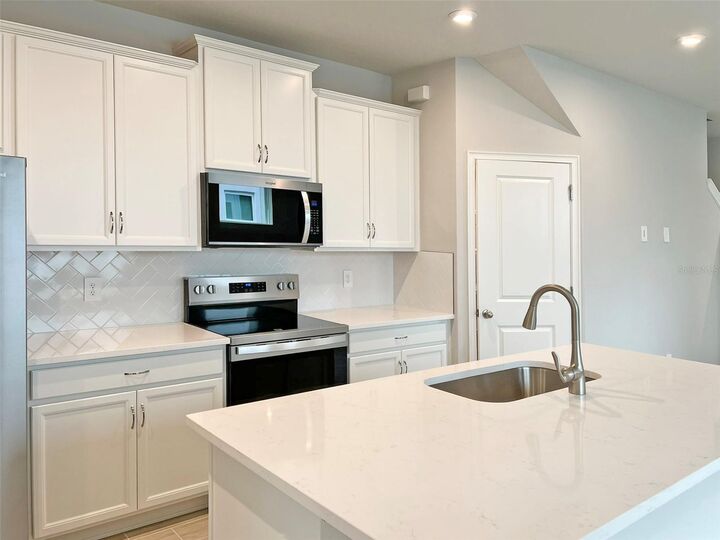 Property Photo:  1130 Creek Valley Court  FL 33511 