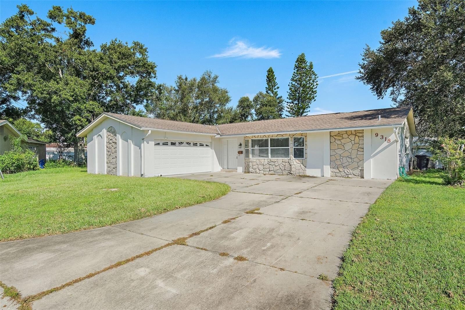 Property Photo: 9318 1st Street N FL 33702