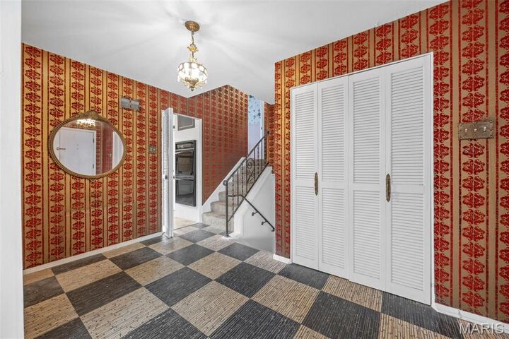 Property Photo: 800 Charlesgate Drive MO 63132
