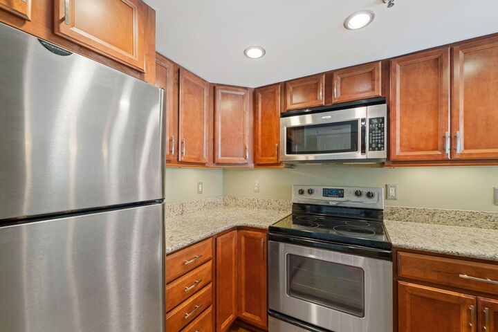 Property Photo: 270 E Highland Ave 1044 53202