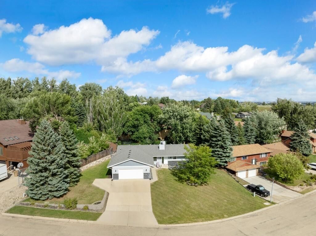 Property Photo:  916 26th St NW  ND 58703 