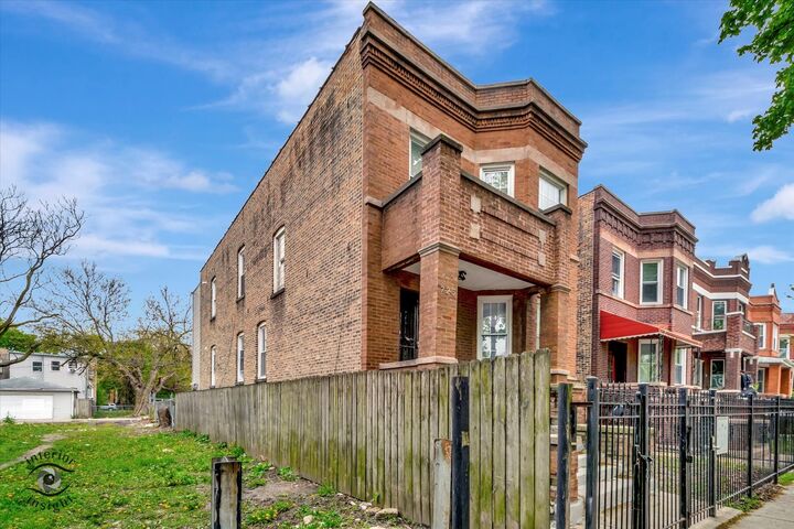 Property Photo: 725 N Trumbull Avenue IL 60624