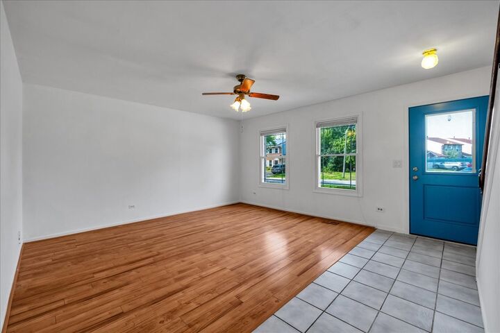 Property Photo:  1426 Walnut Circle  IL 60188 