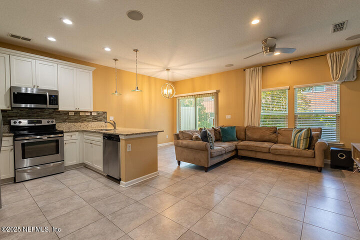 Property Photo: 9439 High Meadow Lane FL 32225