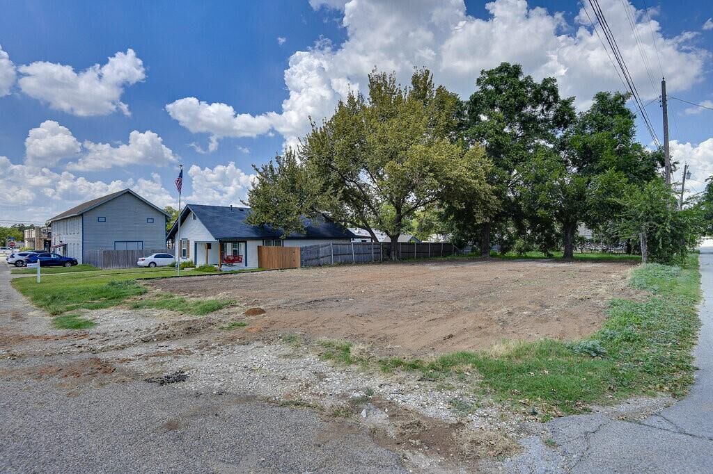 Property Photo:  107 E 10th Street  TX 76058 