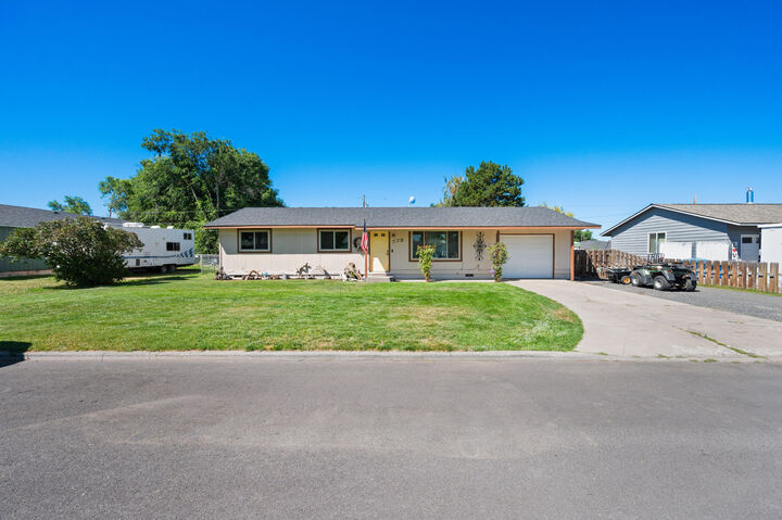 Property Photo: 775 SE Juniper Street OR 97754