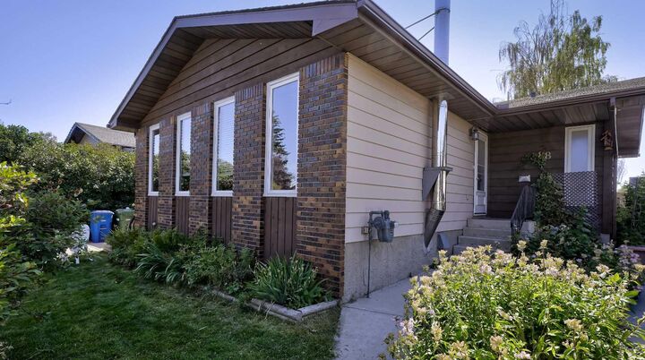 Property Photo: 88 Summerfield Close SW AB T4B 1Y1