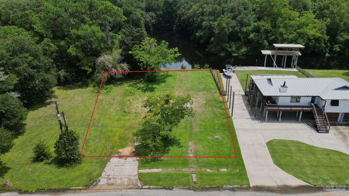 Property Photo: 1300 La Paz St FL 32506