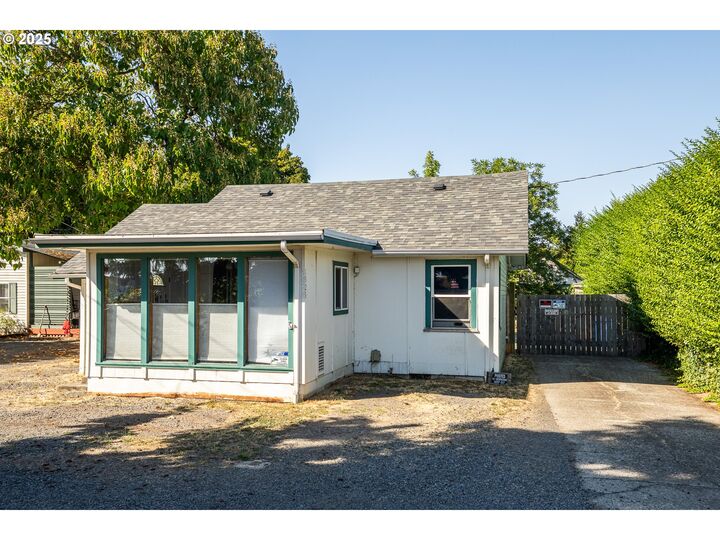 Property Photo:  1525 Park Ave  OR 97404 