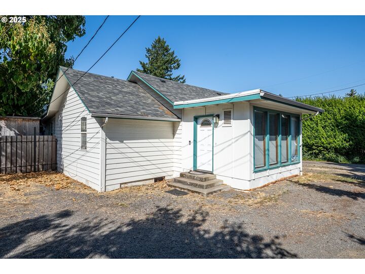 Property Photo:  1525 Park Ave  OR 97404 