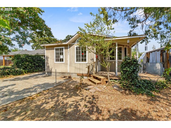 741 Hazel St  Central Point OR 97502 photo
