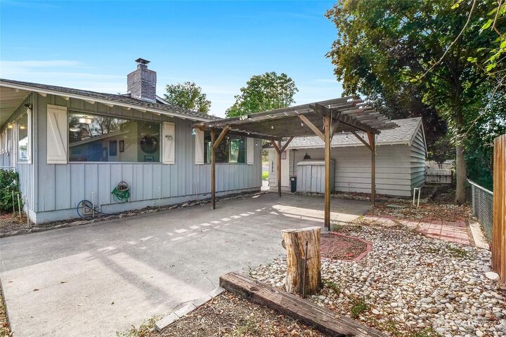 Property Photo: 118 Hemlock Street N WA 98851