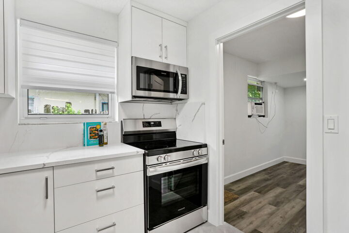Property Photo: 604 SE 4th Avenue FL 33483
