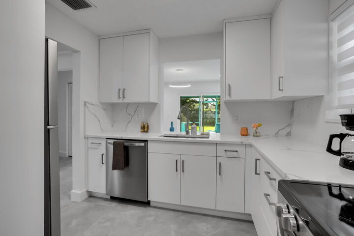 Property Photo:  604 SE 4th Avenue  FL 33483 