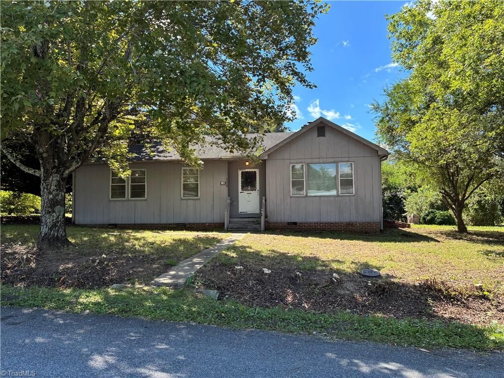 Property Photo: 138 Peacehaven Circle NC 27030